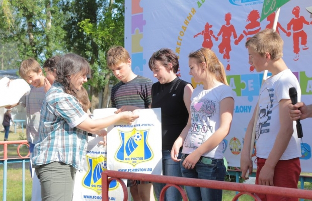 Участники детского фестиваля "Надежда" получили призы от ФК  "Ростов"